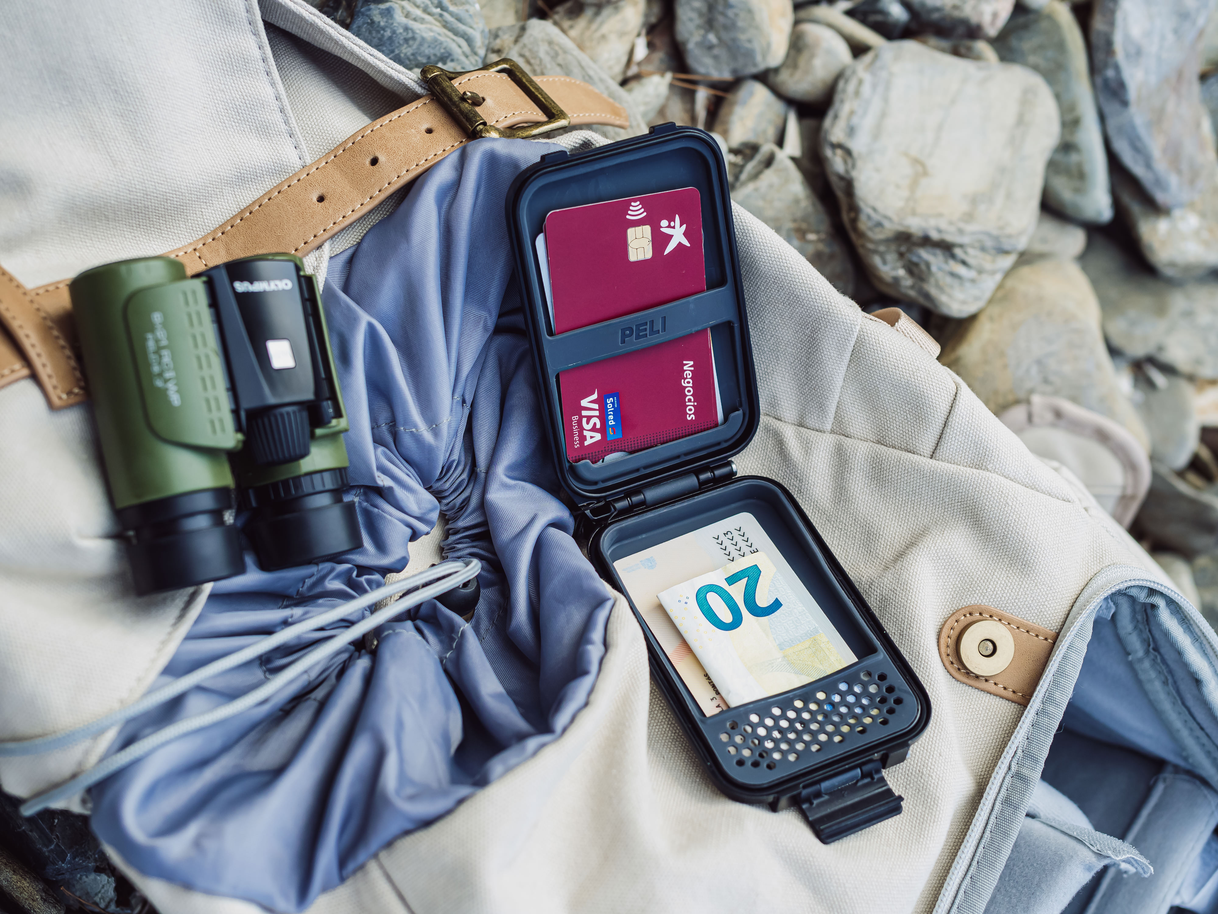 G5 wallet-backpack-binoculars_photography by Alvaro Sanz (2)